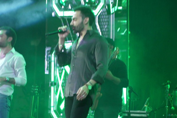 Guilherme e Benuto abrem show na Fenamilho com o hit “Manda um oi”, veja ao vivo