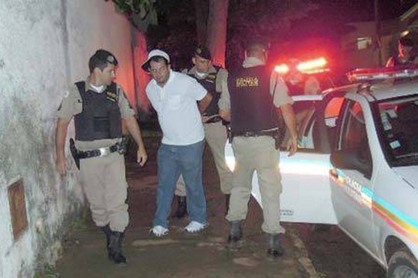 Homem é preso pela PM com cocaína e revólver 38 no bairro Vila Rosa