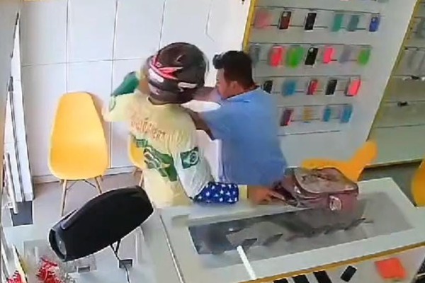 Vídeo mostra dono de loja de celular colocando assaltante pra correr em Patos de Minas; veja