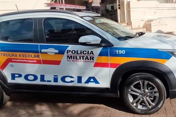 Aluno fura fila da merenda, chama outro de macaco e é agredido com soco, em Patos de Minas