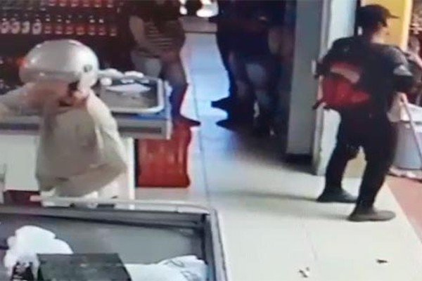 Bandidos de arma em punho assaltam supermercado em Patos de Minas; veja a ação