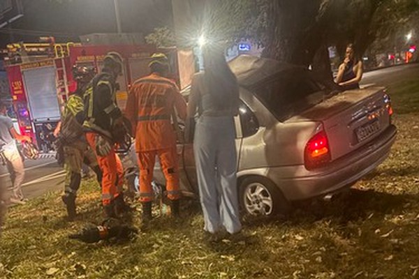 Motorista morre ao perder o controle da direção e bater em árvores na avenida JK, em Patos de Minas