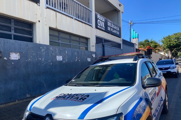 Suspeito de agredir a companheira, que também é sua tia, é preso escondido debaixo da cama em Patos de Minas