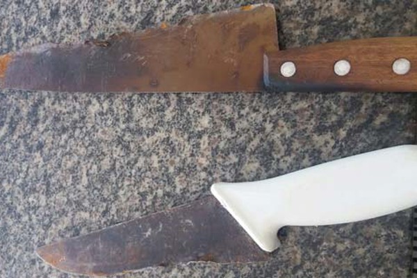 Durante brincadeira, adolescente pega duas facas para matar criança de apenas 5 anos