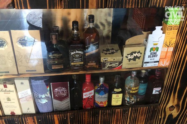 PC prende acusado de falsificar whisky, gin e vodka e vender pela metade do preço em MG
