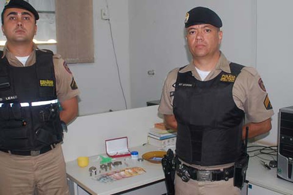 Após denúncia, PM prende jovem com maconha, cocaína e dinheiro no Antônio Caixeta