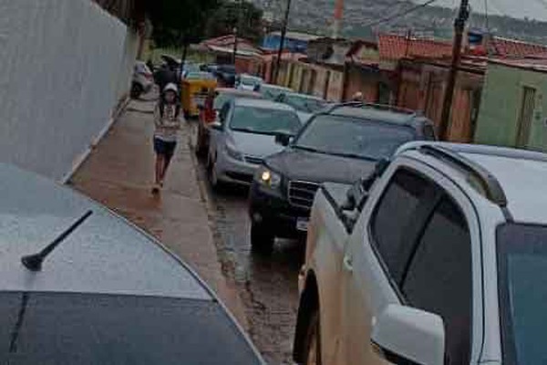 Início das aulas em Patos de Minas tem tumulto no trânsito e pais reclamam