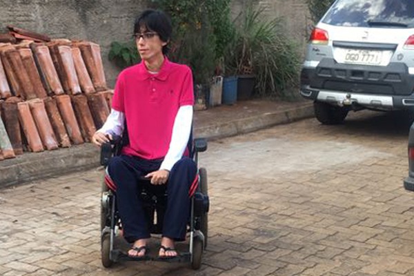Após Ação Solidária, jovem com distrofia muscular recebe cadeira motorizada em Patos de Minas