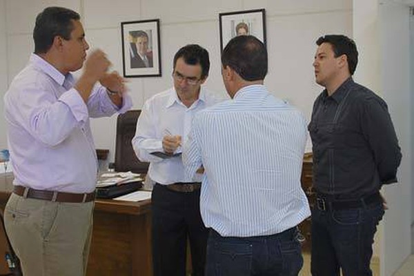 Prefeito Pedro Lucas reúne empresários para confirmar restituição de IPVA