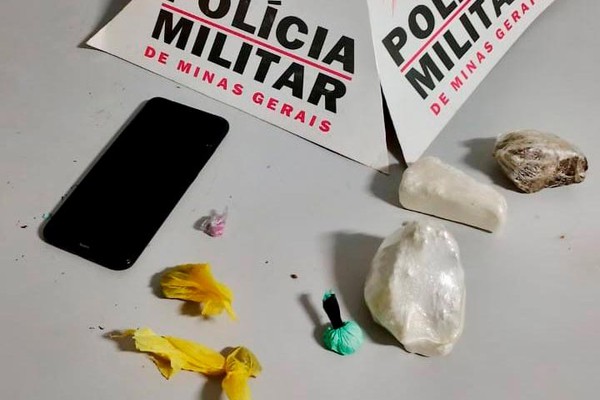 Mãe encontra drogas escondidas no sofá, aciona a polícia e filho é apreendido, em Patos de Minas