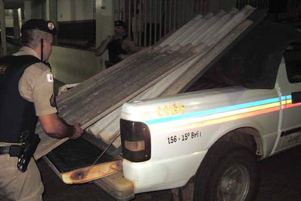 Suspeitos vão parar na Delegacia por furto de material de construção no bairro São Francisco
