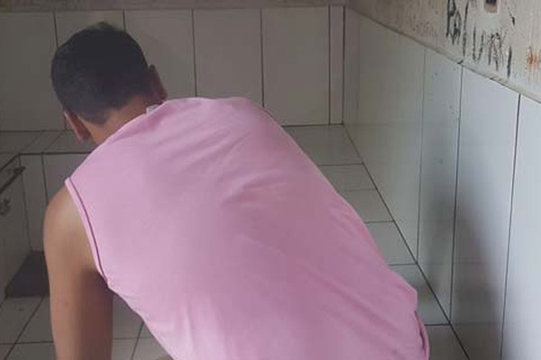 Jovem é preso por tráfico de drogas ao ser flagrado enrolando cigarro de maconha no Planalto