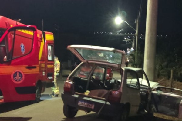 Motorista perde o controle de carro, bate em poste e quatro pessoas ficam feridas, em Patos de Minas