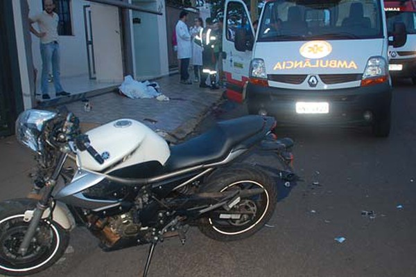 Motociclista morre ao bater violentamente contra residência no Bairro Guanabara