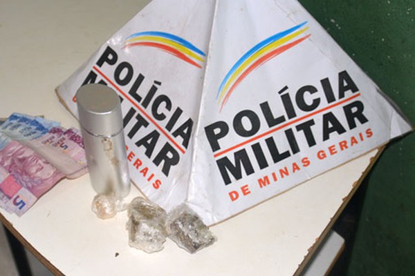 PM prende jovem com buchas de maconha e uma pedra de crack em Patos de Minas