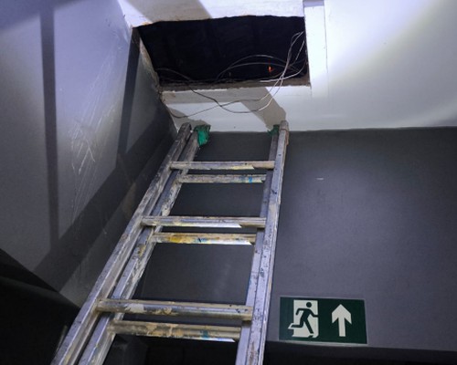 Homem invade imóvel de colégio no Centro de Patos de Minas para furtar fios e acaba preso escondido no sótão