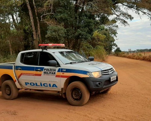 Homem com 2 mandados de prisão tenta fugir pulando muros, mas acaba preso em Patos de Minas