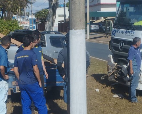 Vídeo mostra caminhão descendo sozinho e sendo atingido por picape na Avenida JK