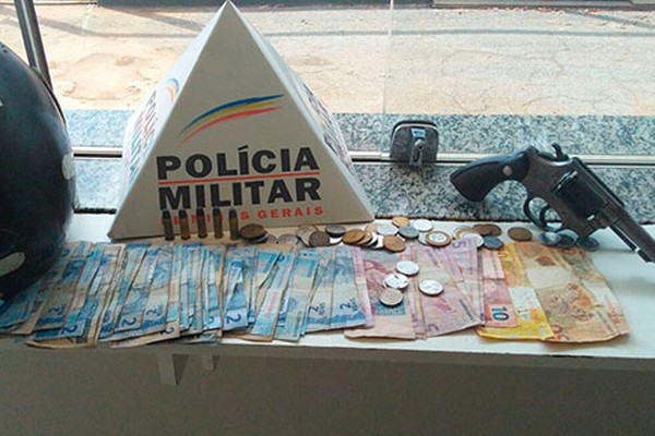 Polícia Militar Rodoviária apreende arma de fogo, dinheiro de assalto e moto furtada