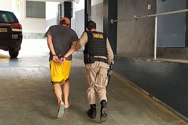 Homem é preso com cocaína, arma de choque e rádio na frequência da PM em Patos de Minas