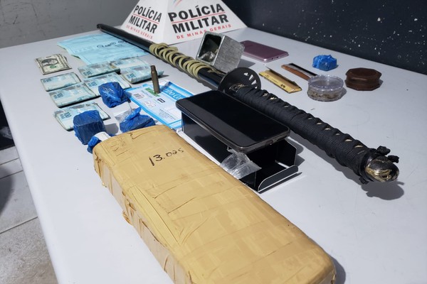 Polícia Militar Rodoviária apreende drogas, R$ 6,7 mil em dinheiro e espada durante operação