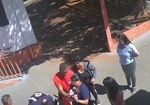 Bombeiro salva recém-nascido de 17 dias engasgado após mãe desesperada pedir ajuda, em Sacramento