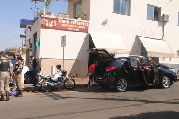 Motorista avança sinal vermelho e carro vai parar em muro de loja após acidente