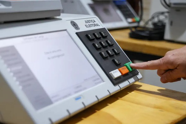 TSE manda Eduardo Bolsonaro retirar posts de desinformação sobre urnas