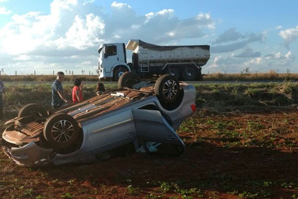 Idoso cochila ao volante, sai da pista e capota veículo na MG-410 no município de Presidente Olegário