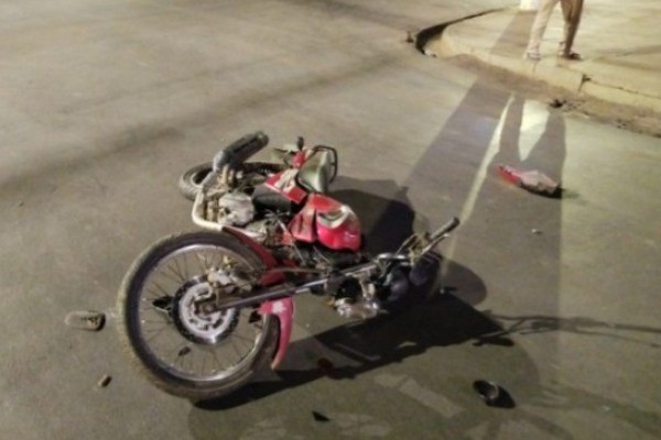 Motorista não vê parada obrigatória, causa colisão e motociclista precisa ser socorrido