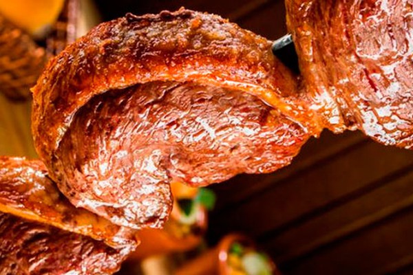 Choperia é multada por oferecer gratuidade para mulheres com minissaia