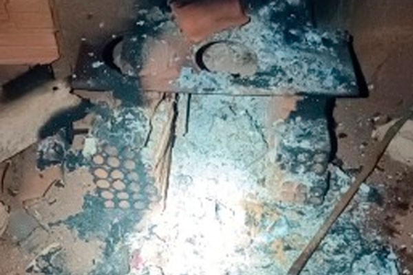 Homem ateia fogo nas roupas da companheira e a ameaça por mensagem de visualização única