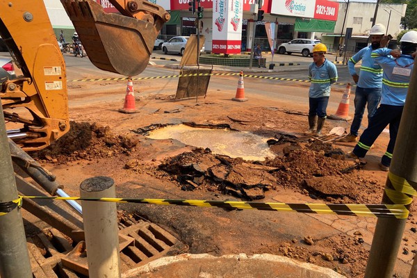 Rede de água se rompe no bairro Rosário e abastecimento pode ser comprometido em 19 bairros