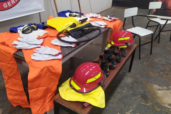 Copasa e Colmeia realizam doação de kits de combate à incêndios para Corpo de Bombeiros