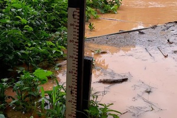 Rio Paranaíba sobe rápido e já começa a invadir chácaras em localidades mais baixas