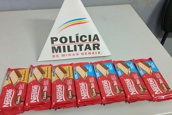 Homem tenta correr de supermercado com barras de chocolate, mas é perseguido e preso