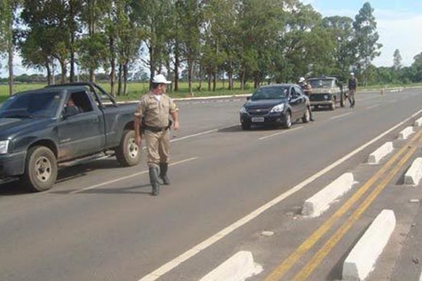 Infrações de trânsito nas rodovias aumentam e policiais lavram dezenas de multas