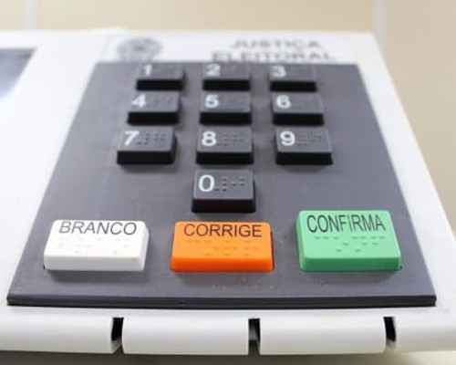 Urna eletrônica tem tecla colada com cola instantânea e precisa ser substituída em Patos de Minas