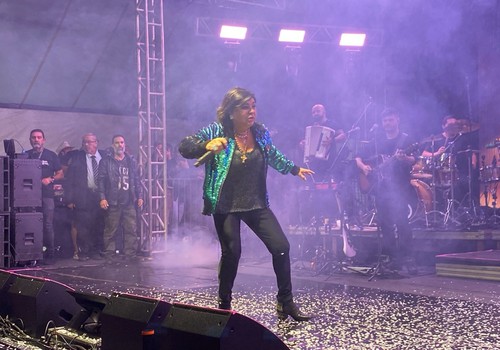 Roberta Miranda apresenta seus maiores sucessos na Fenapraça 2026; veja como foi