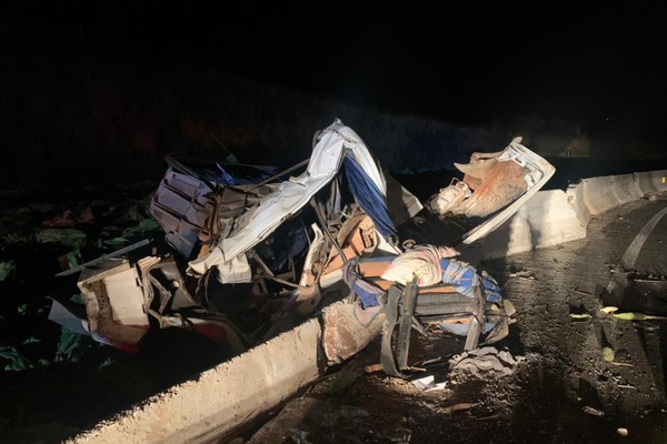Caminhão capota sobre mureta da Serra da Catiara e duas pessoas ficam feridas; carga é saqueada