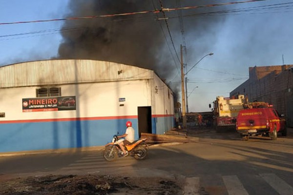 Familiares fazem campanha para ajudar donos de oficina destruída por incêndio em Presidente Olegário