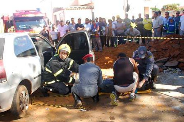 Grave acidente com carro e ônibus deixa quatro feridos no Bairro Lagoa Grande
