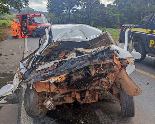 Motorista fica ferido após bater em  caminhão, em mais uma acidente na BR 365