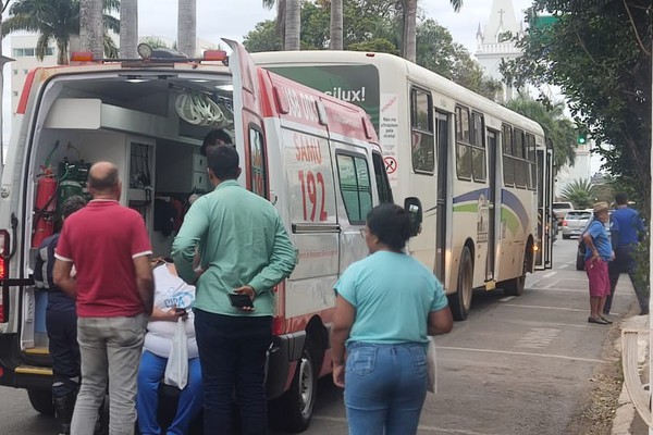 Para não bater em motociclista, motorista de ônibus freia bruscamente e duas passageiras ficam feridas em Patos de Minas