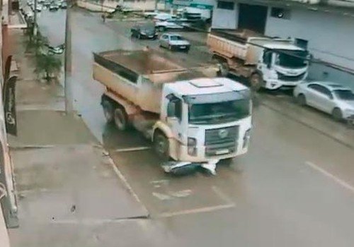 Câmera de segurança flagra caminhão arrastando motoneta que estava estacionada em Patos de Minas; veja