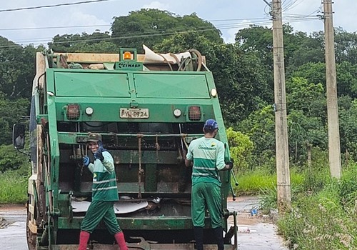 Garis que trabalham na coleta de lixo fazem dancinha e desejam feliz natal