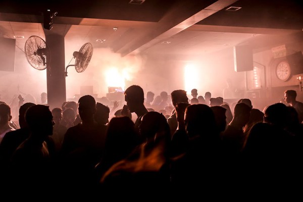 Justiça condena casa noturna a indenizar casal homoafetivo vítima de agressão