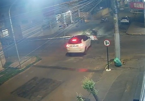 Ciclista é arremessado após ser atingido por carro no Centro de Patos de Minas; veja vídeo