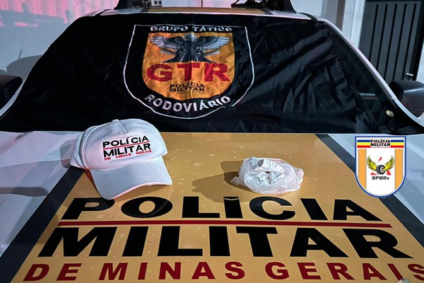 PM Rodoviária encontra grande porção de cocaína debaixo de roupa de mulher e prende 2 jovens na MGC 354