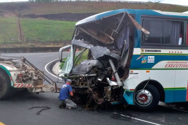 Ônibus de Turismo de Patos de Minas que voltava de Porto Seguro é atingido por caminhão